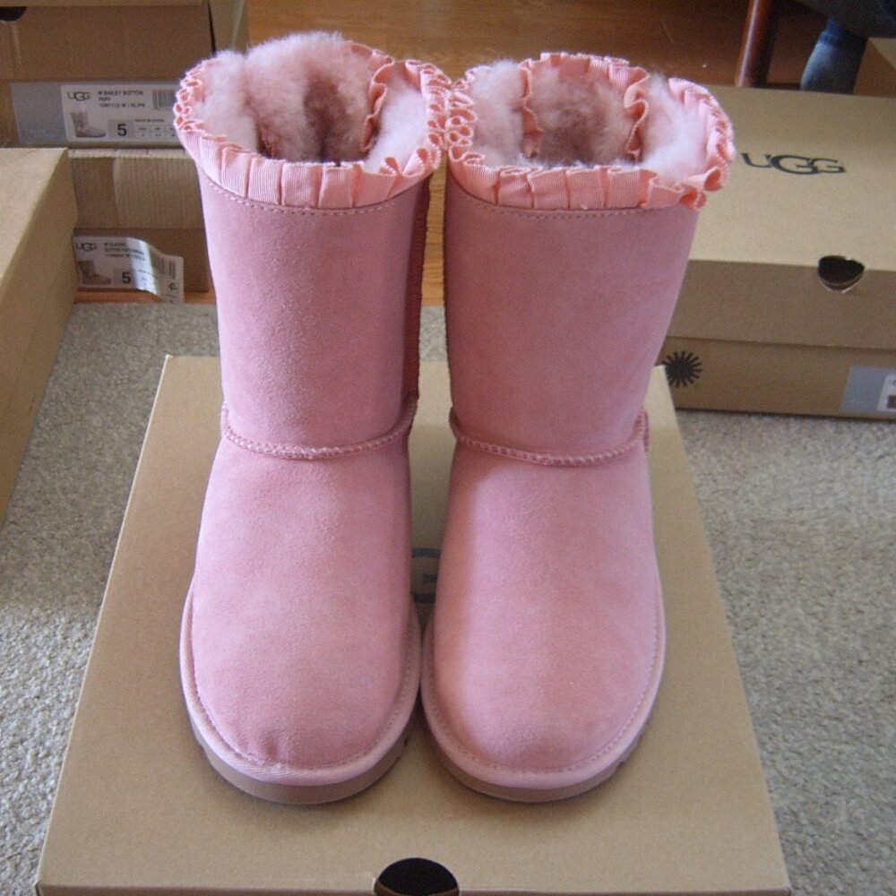 New w/Box UGG Kids (Girls) Bailey Bow Boots sz 3 (also fits women sz 4 or 5)